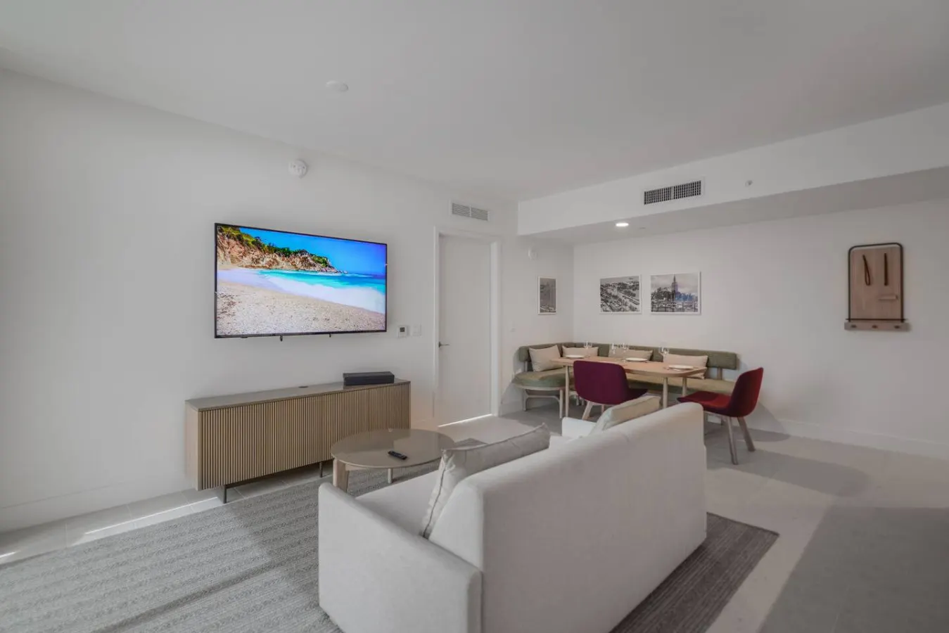 Chic 2/2 Condo with City views 4