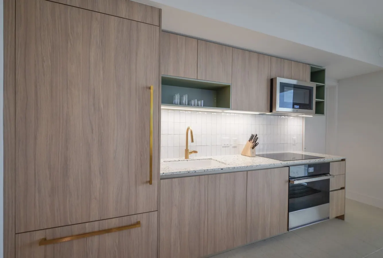 Chic 2/2 Condo with City views 6
