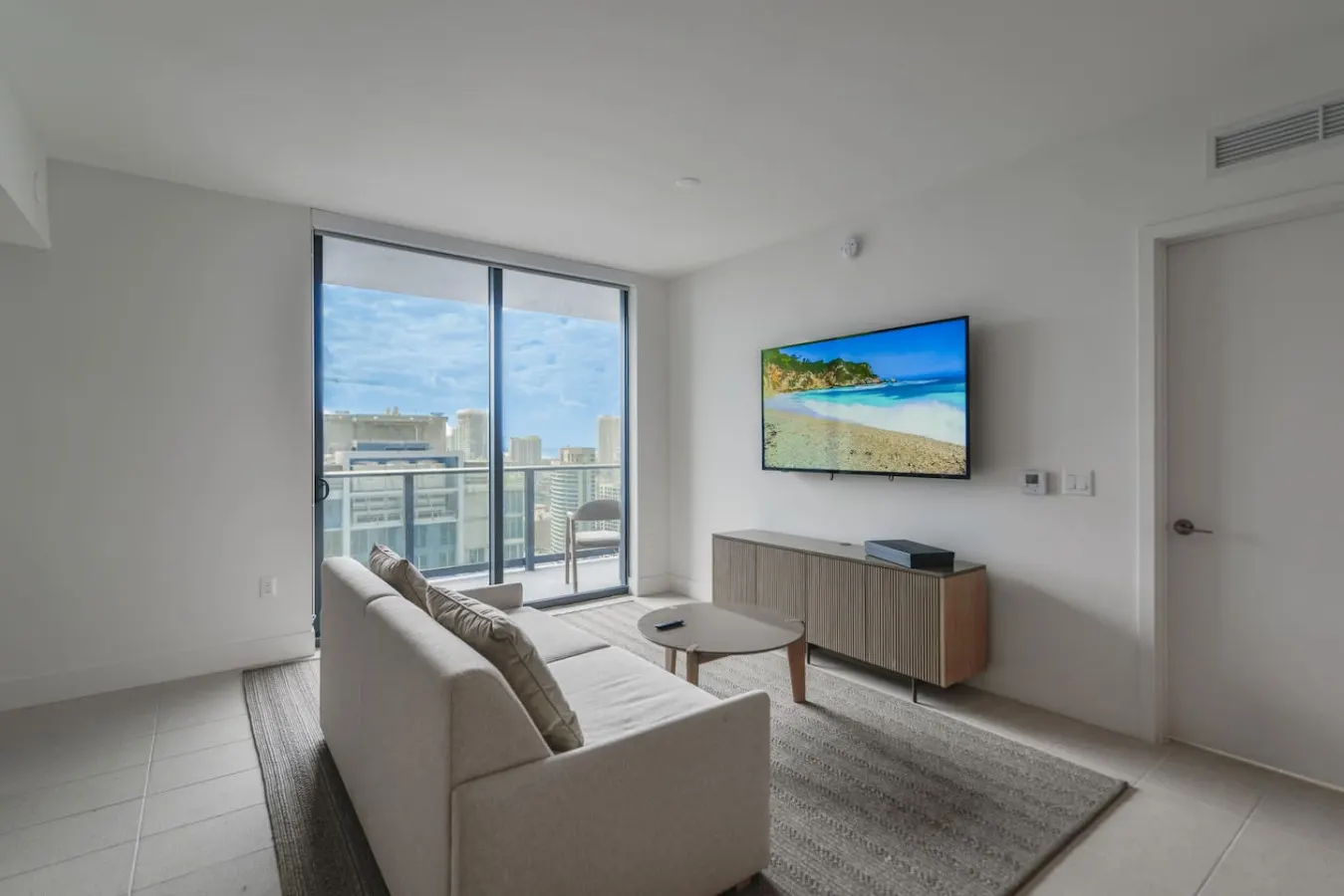Chic 2/2 Condo with City views 8