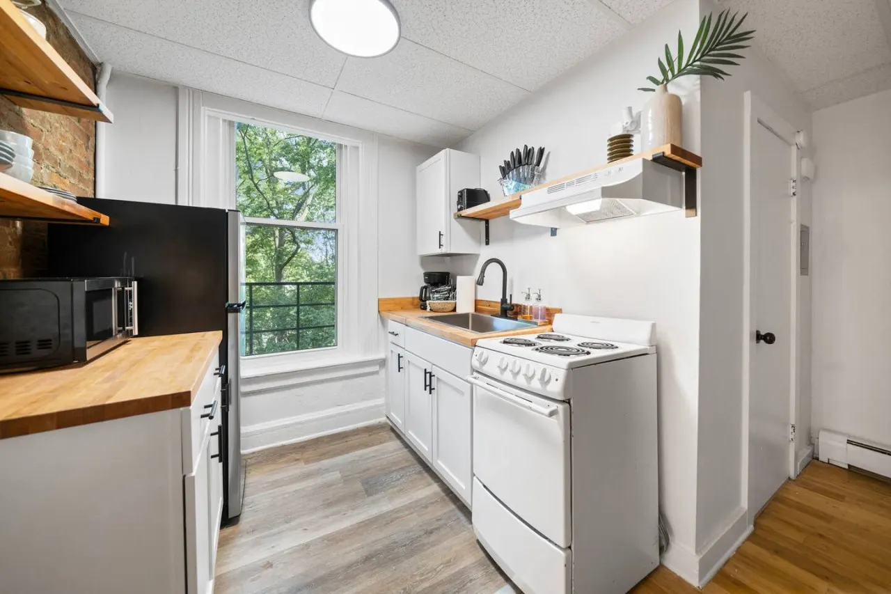 Comfy 1BR with Parking | Near UC, Zoo, Downtown — foto 2