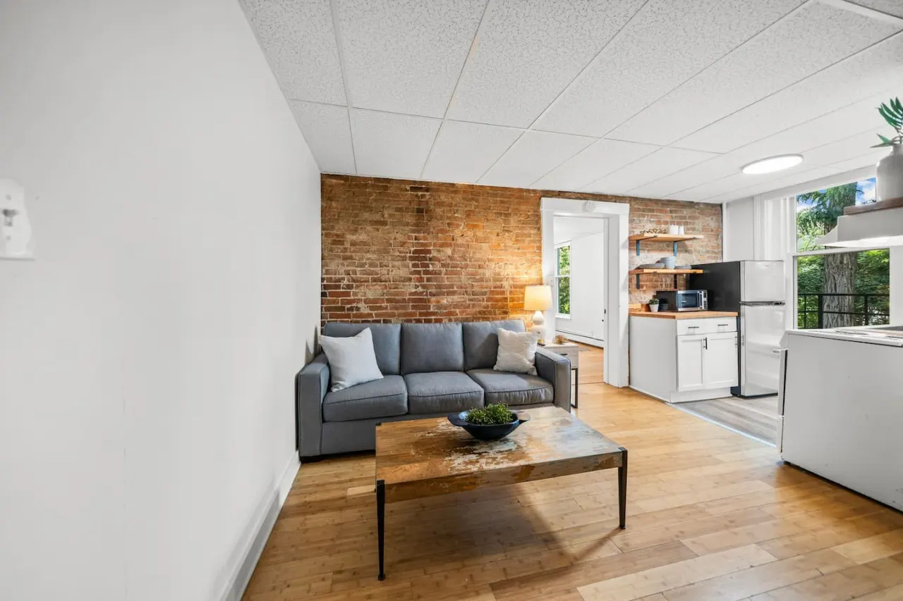Comfy 1BR with Parking Near UC, Zoo, Downtown 9