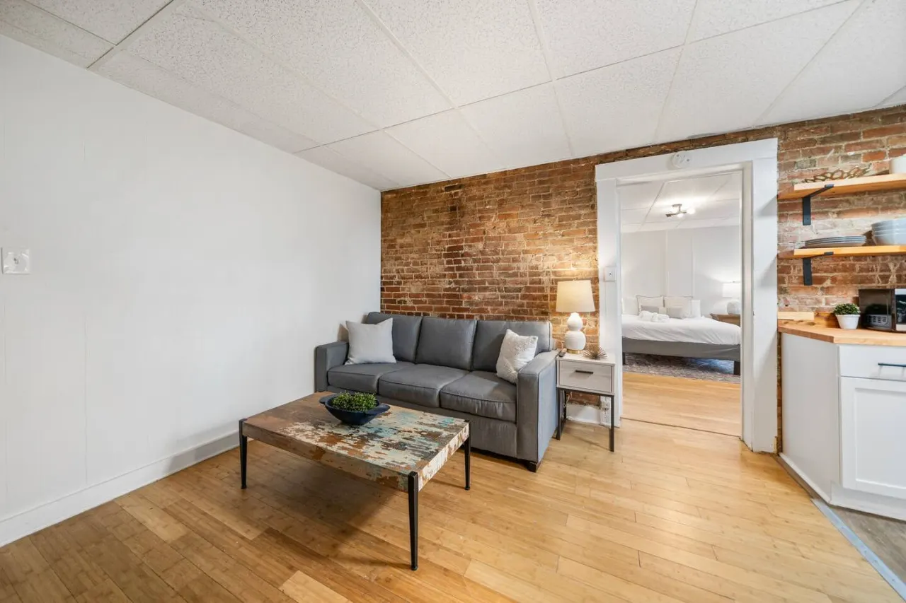 Comfy 1BR with Parking Near UC, Zoo, Downtown 11