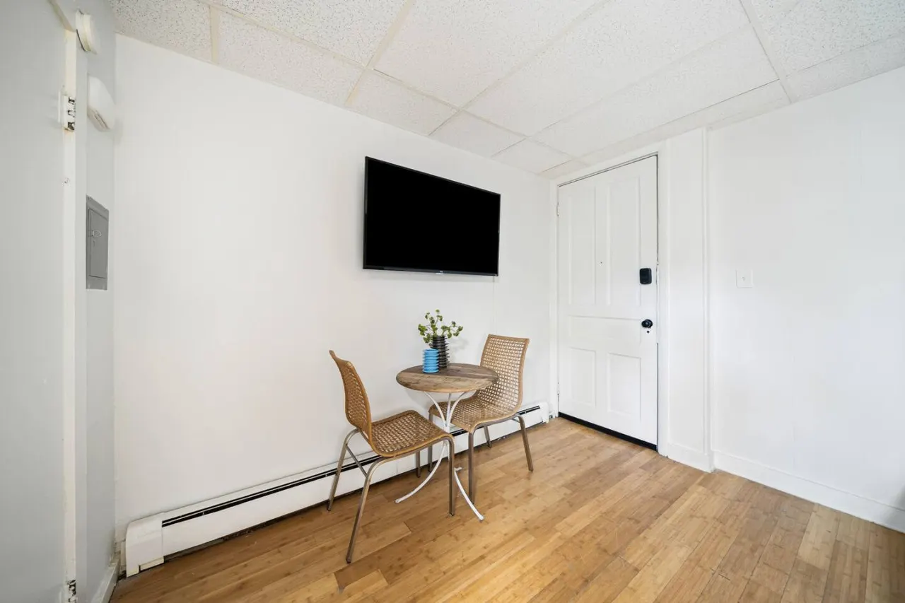 Comfy 1BR with Parking Near UC, Zoo, Downtown 12