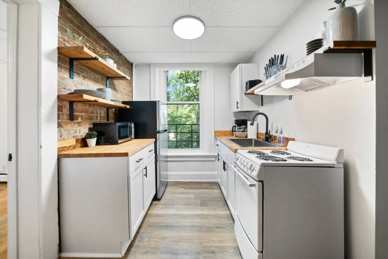 Comfy 1BR with Parking Near UC, Zoo, Downtown 13