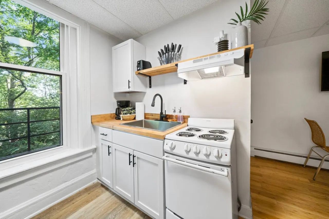 Comfy 1BR with Parking Near UC, Zoo, Downtown 14