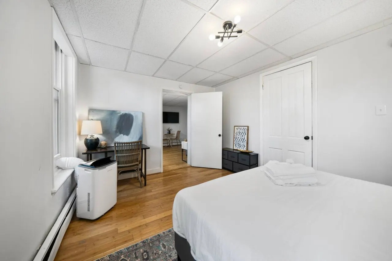 Comfy 1BR with Parking Near UC, Zoo, Downtown 16