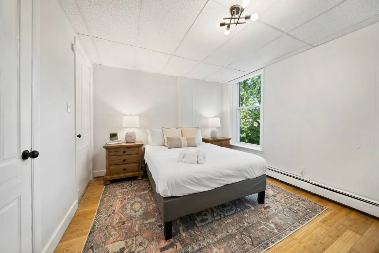 Comfy 1BR with Parking Near UC, Zoo, Downtown 17