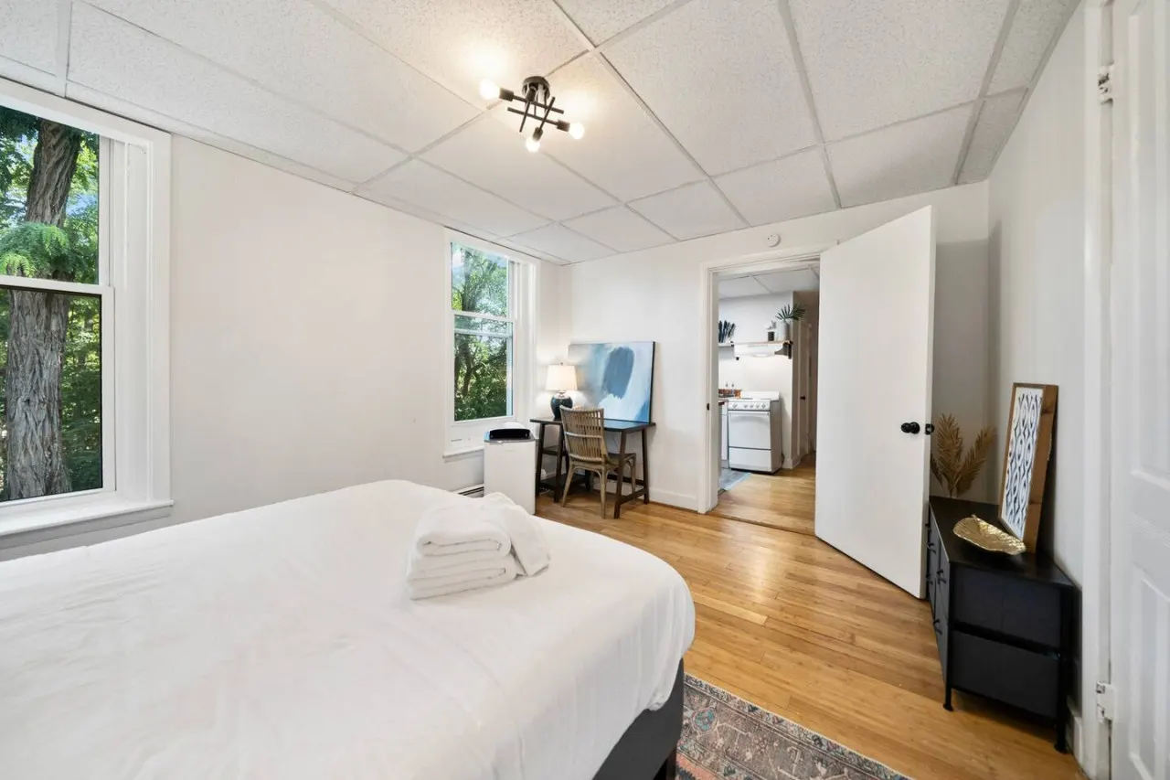 Comfy 1BR with Parking Near UC, Zoo, Downtown 18