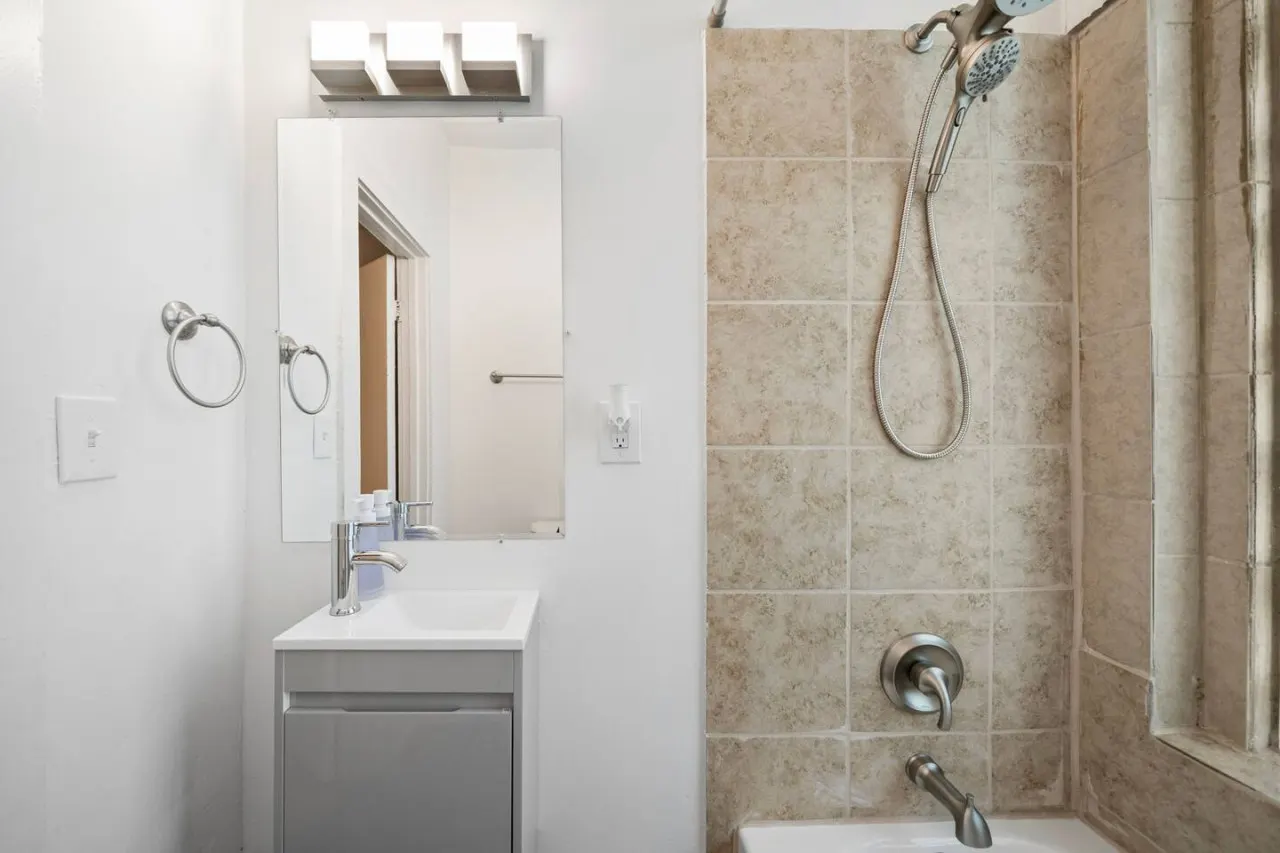 Comfy 1BR with Parking Near UC, Zoo, Downtown 19