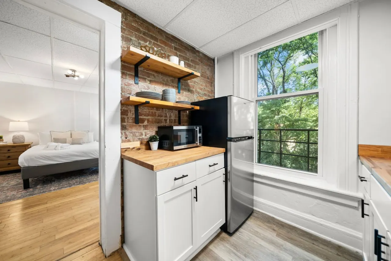 Comfy 1BR with Parking | Near UC, Zoo, Downtown — foto 3