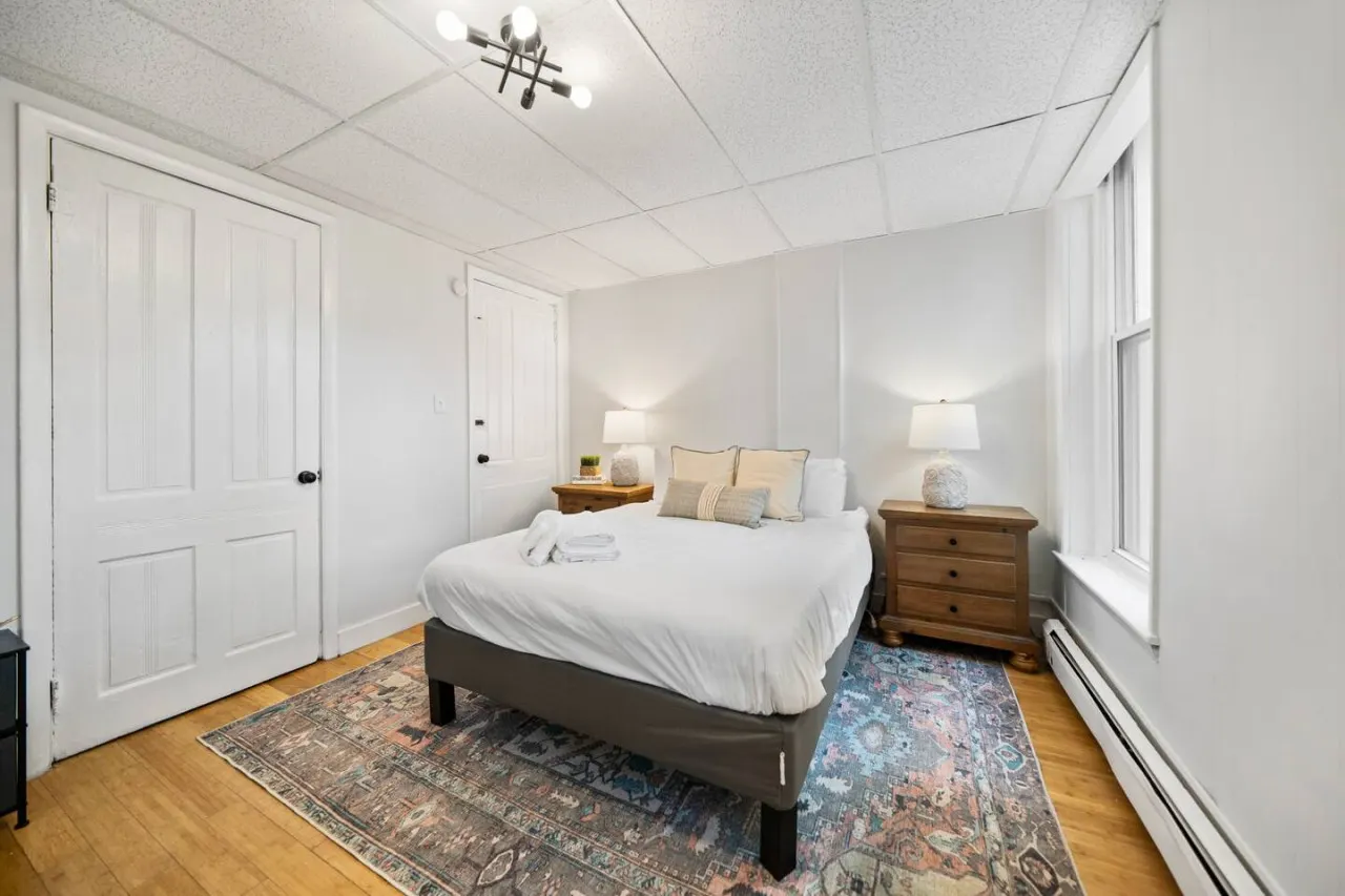 Comfy 1BR with Parking | Near UC, Zoo, Downtown — foto 4