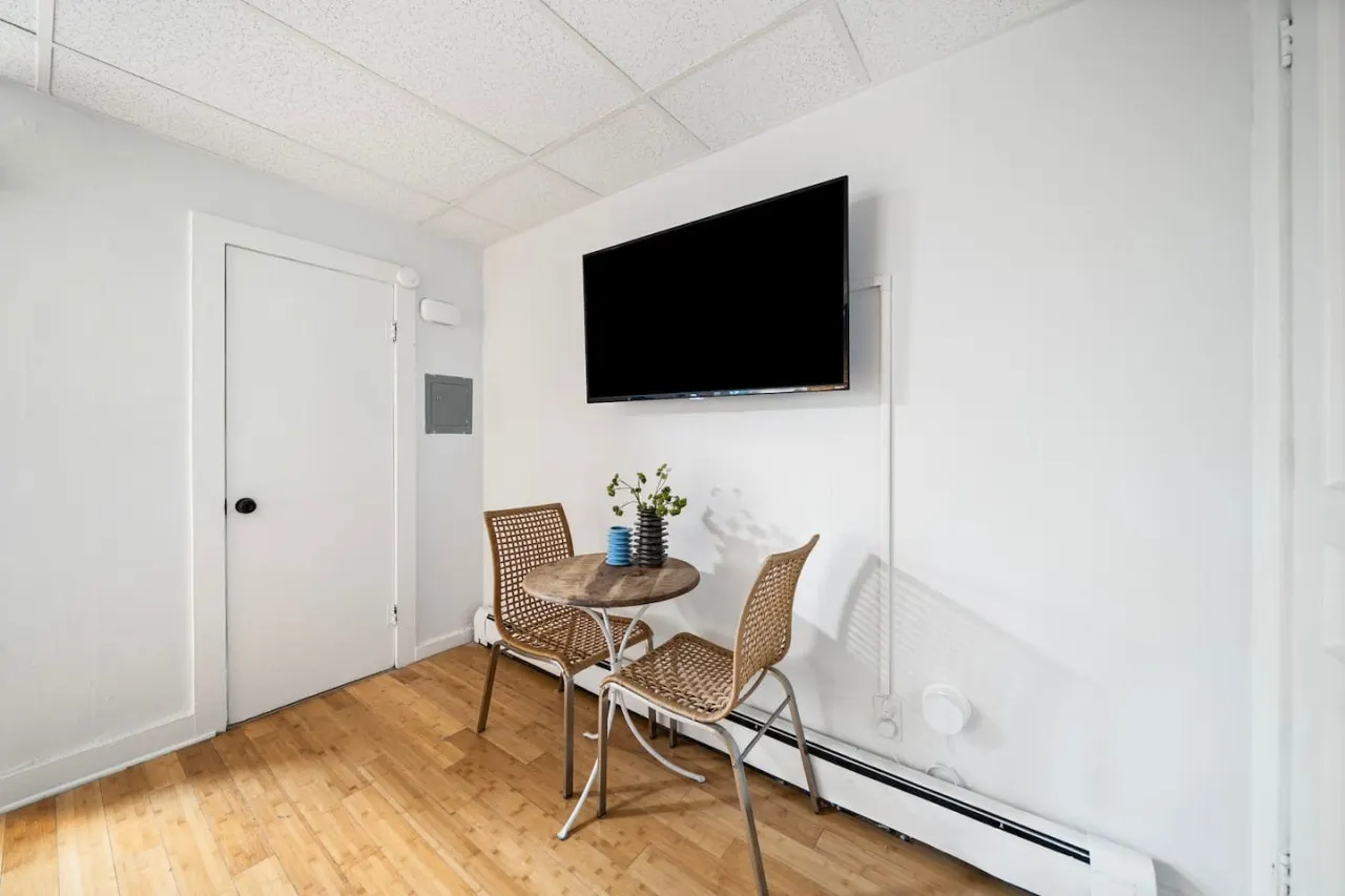 Comfy 1BR with Parking Near UC, Zoo, Downtown 8