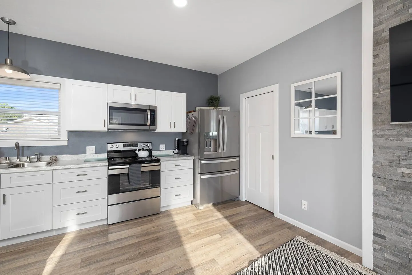 2 Units w/private entry - Bright, New and Modern! 15