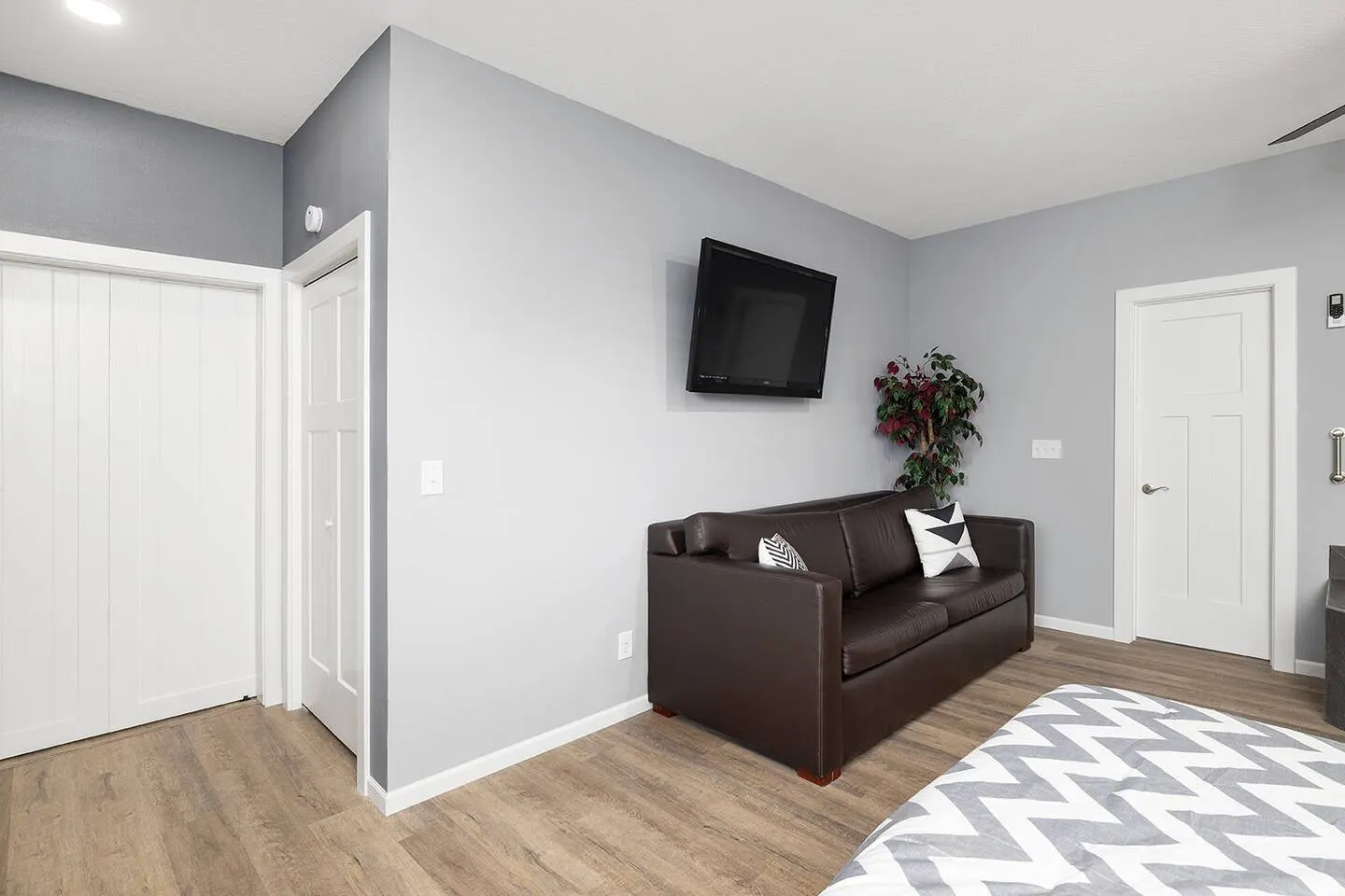 2 Units w/private entry - Bright, New and Modern! 4