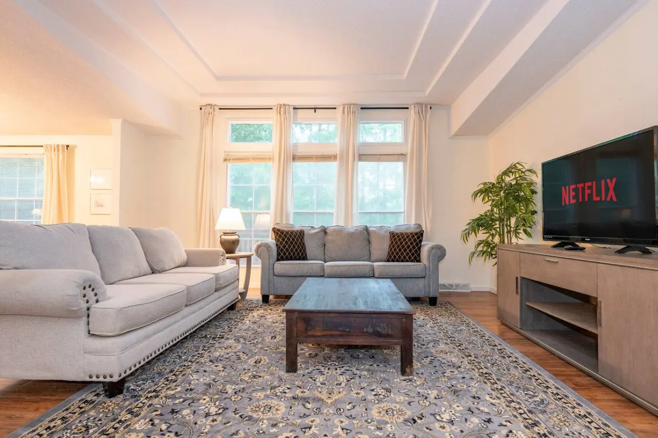 Private 4BR Oasis | 2 KNG BDs | 4 TVs | Free Wi-Fi — photo 2
