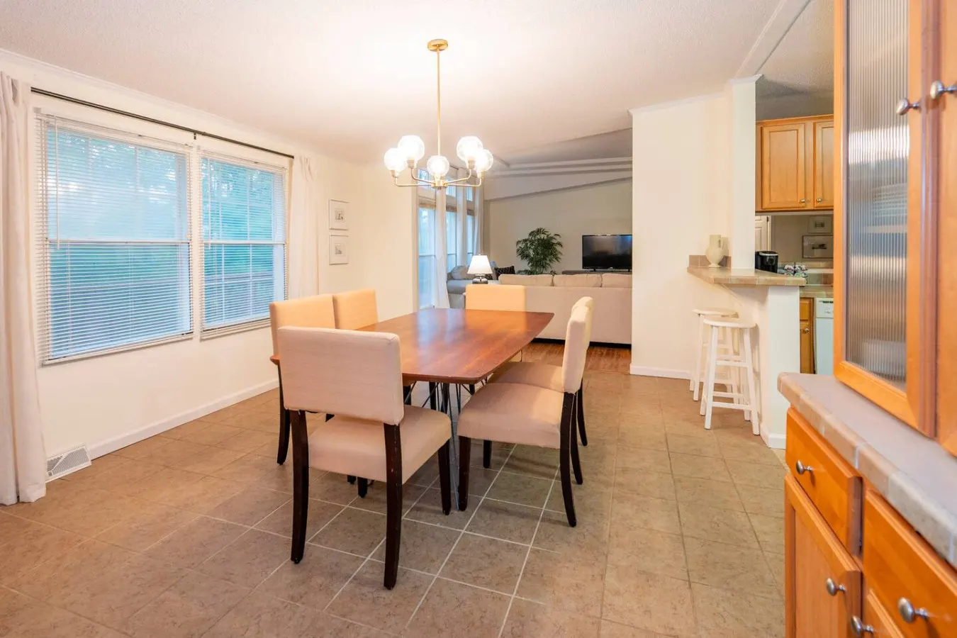 Private 4BR Oasis | 2 KNG BDs | 4 TVs | Free Wi-Fi — photo 3