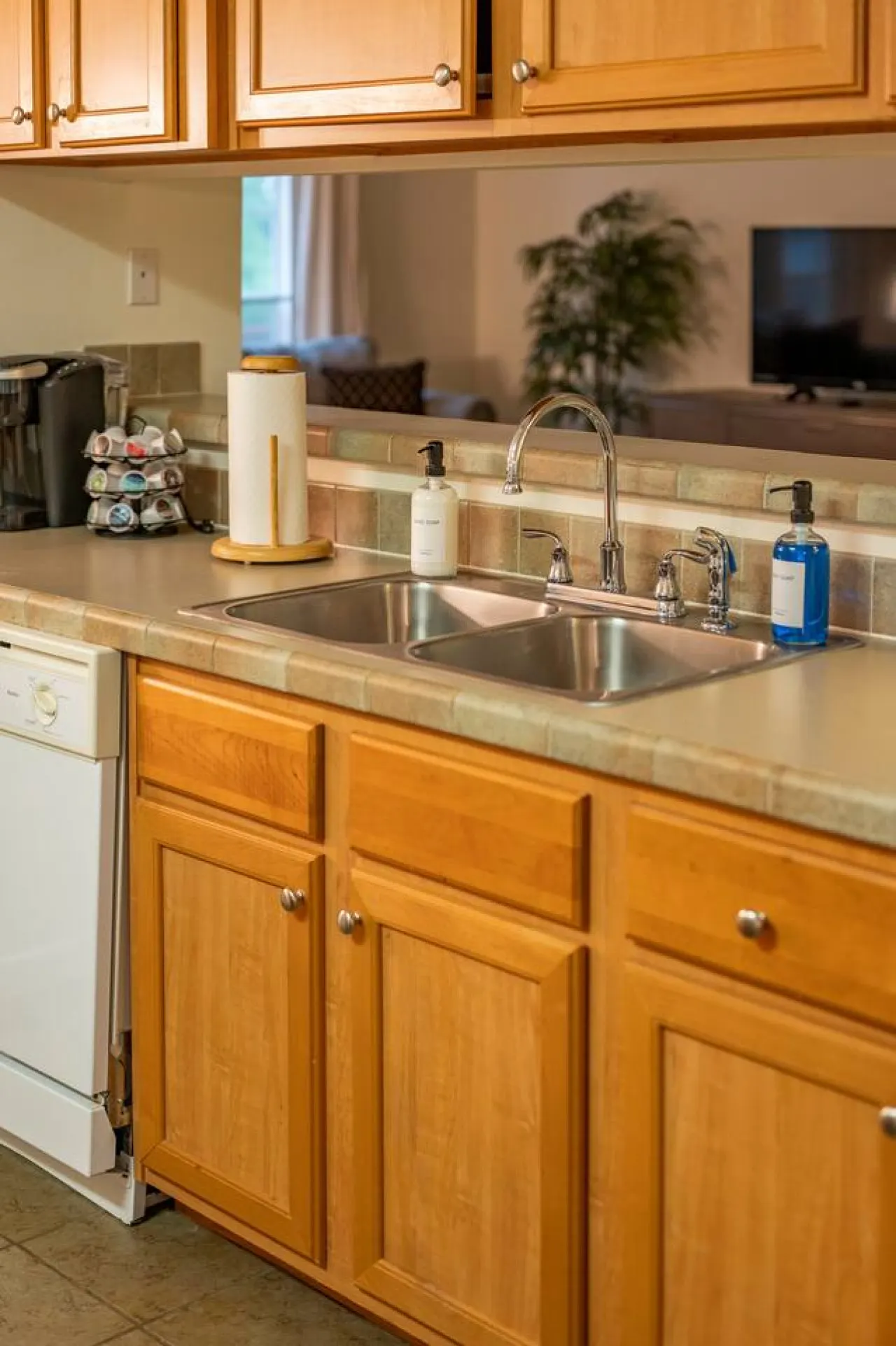 Private 4BR Oasis | 2 KNG BDs | 4 TVs | Free Wi-Fi — photo 5