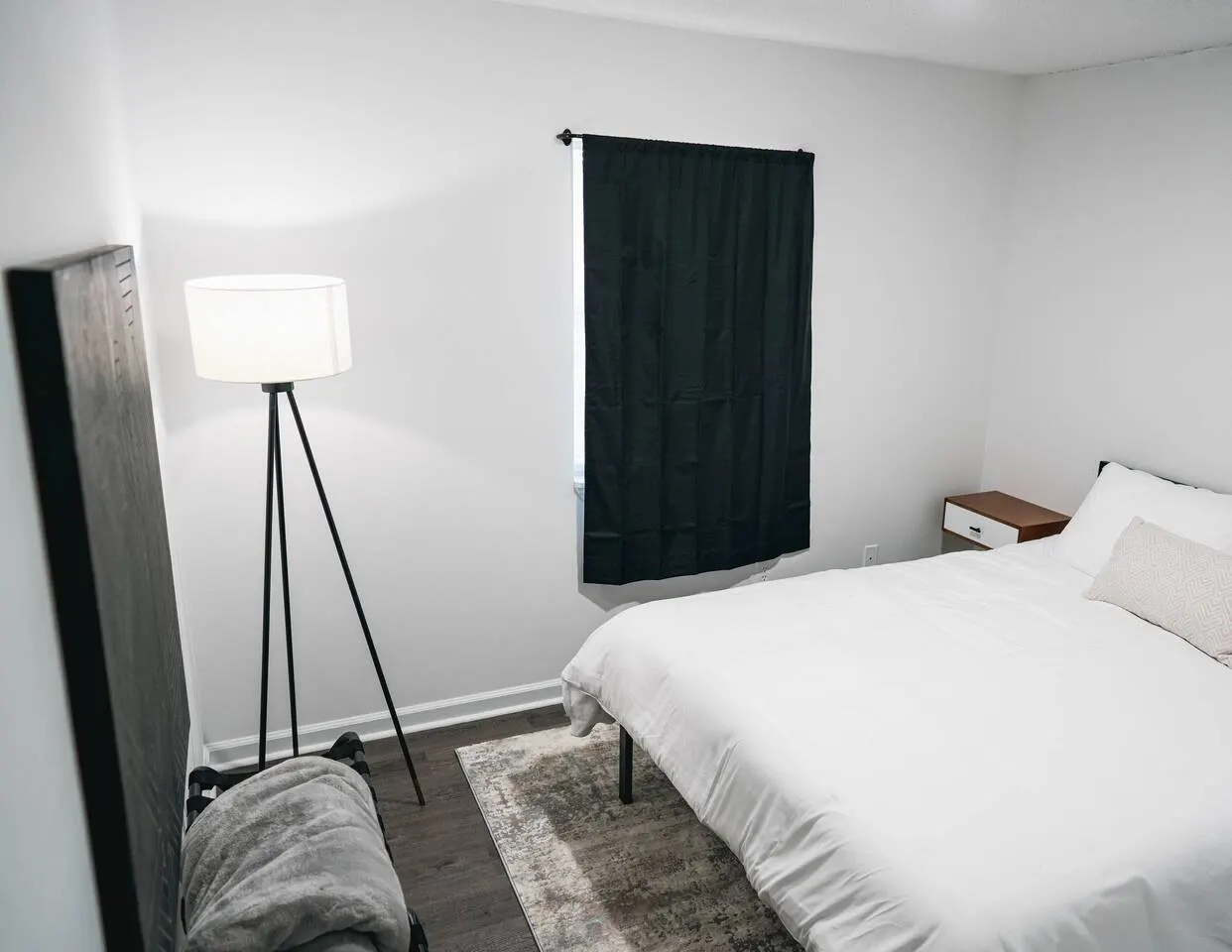 Quiet 2BD rental with mountain views close to JCMC 18
