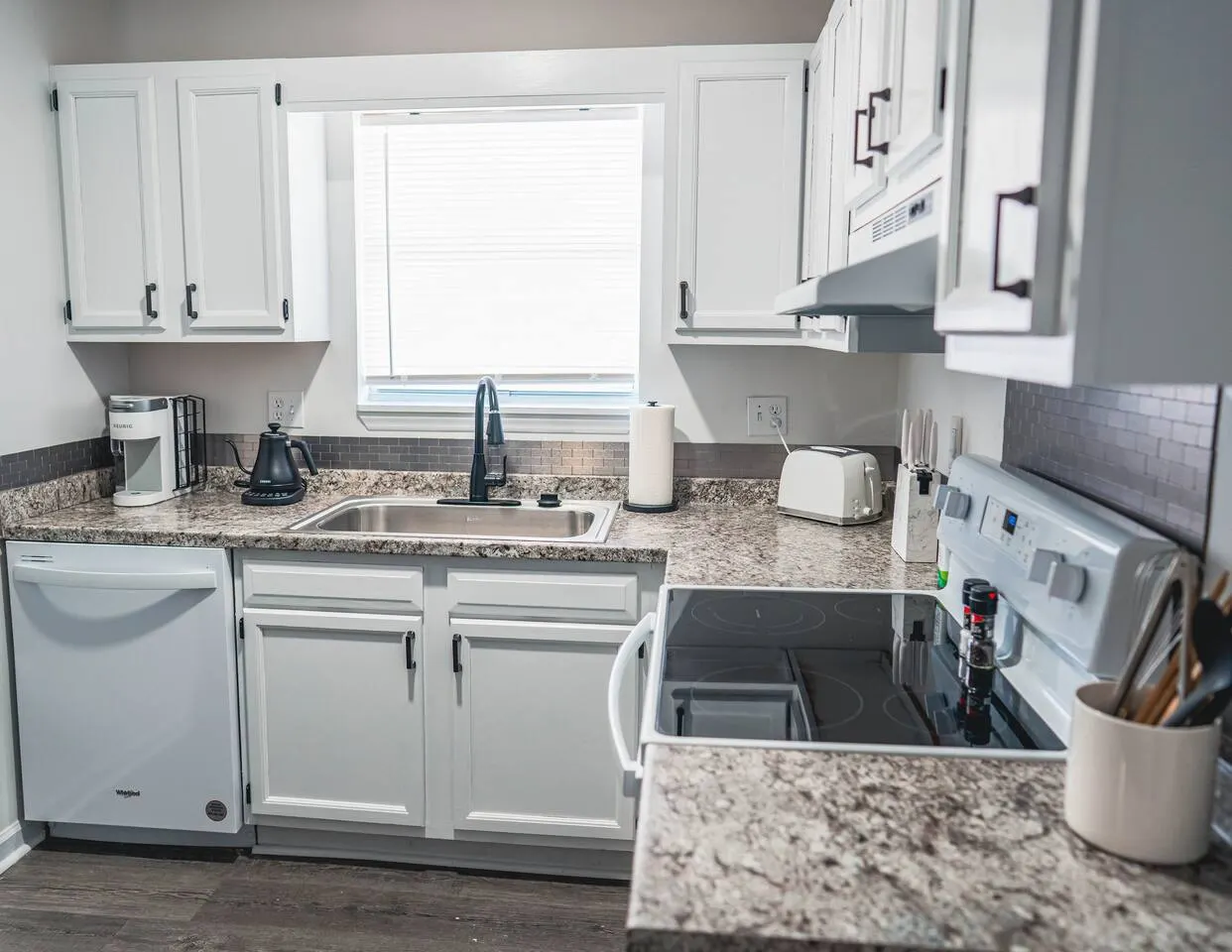 Quiet 2BD rental with mountain views close to JCMC 7
