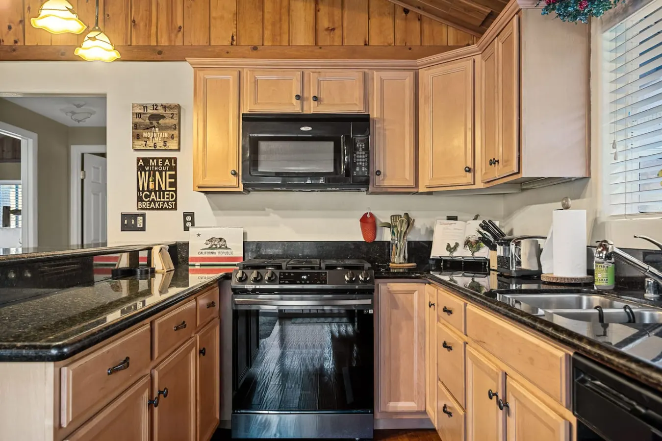 2BR Beartime Story Cabin w BBQ 4