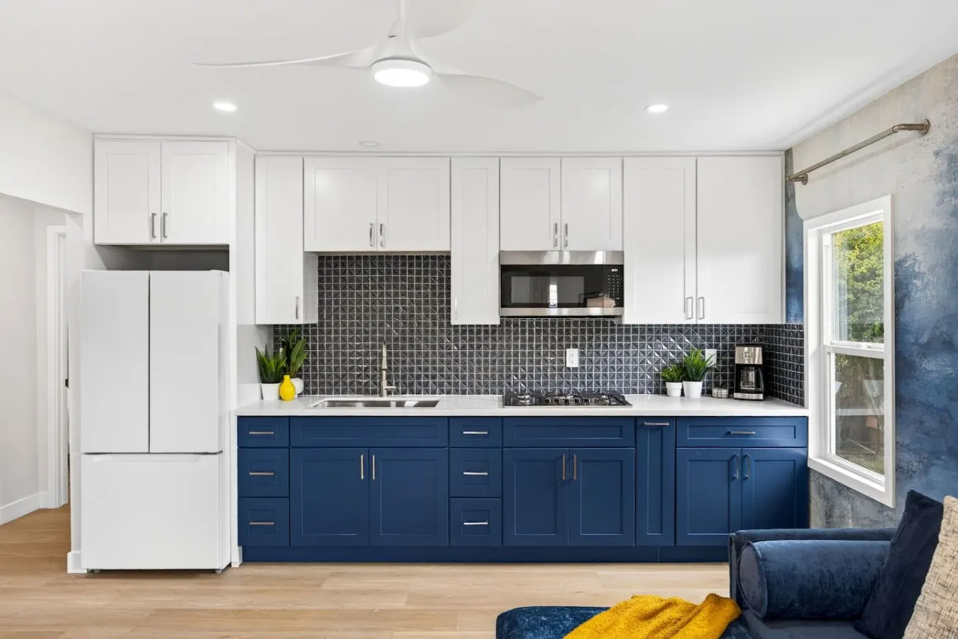 Brand New 2BR Sleeps 6 | 2 Parking | Near Petco — photo 3