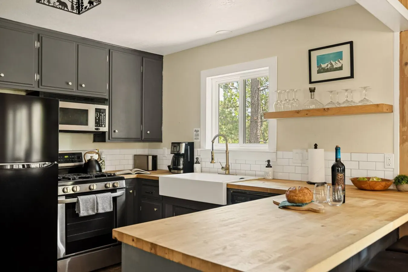*NEW* 3BR Mountain Sanctuary w Foosball & Epic Views — photo 2
