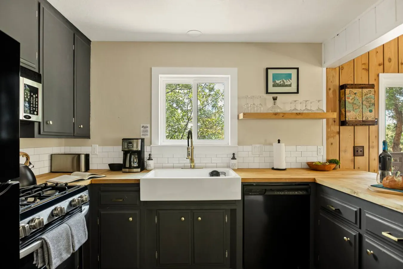 *NEW* 3BR Mountain Sanctuary w Foosball & Epic Views 10