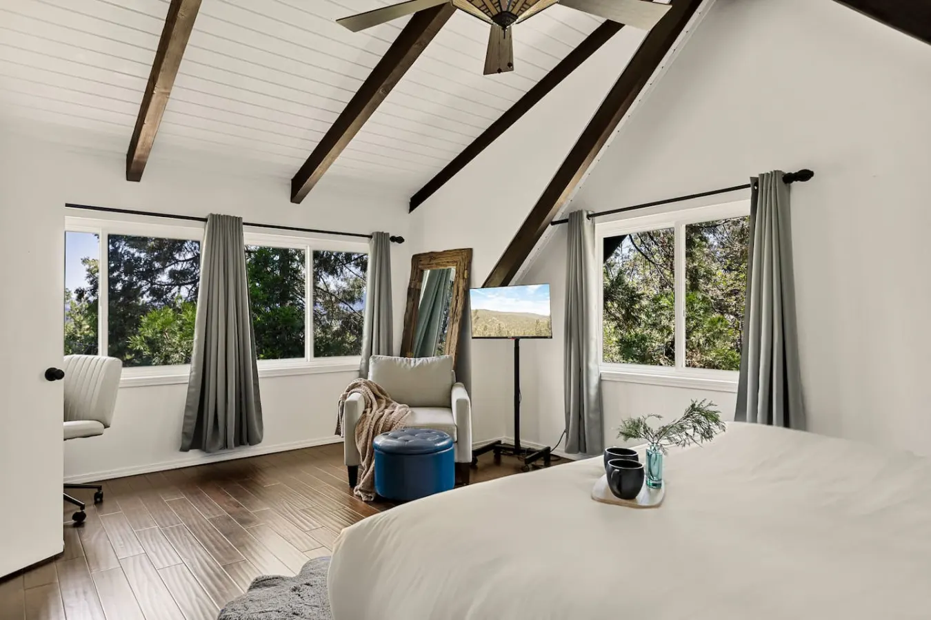 *NEW* 3BR Mountain Sanctuary w Foosball & Epic Views — photo 4