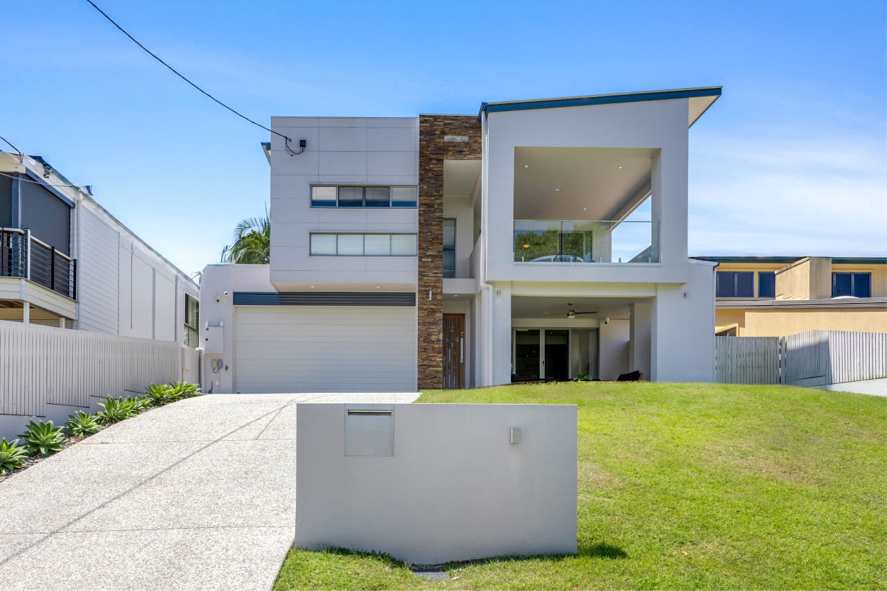 Modern Luxury Riverfront Sanctuary — photo 2