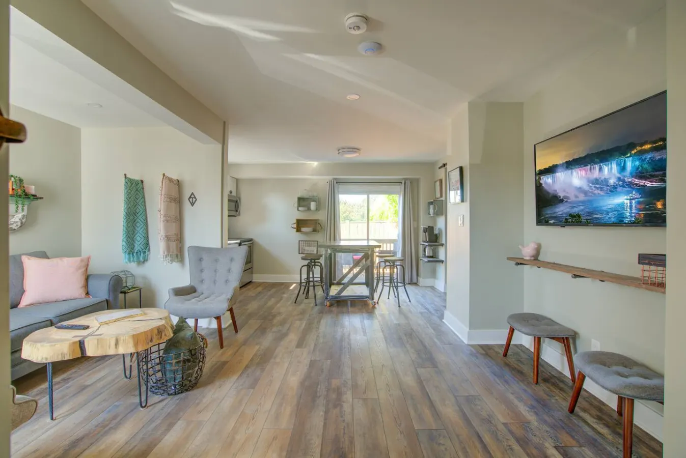 Niagara Falls Stylish and Clean Boutique Apartment 17
