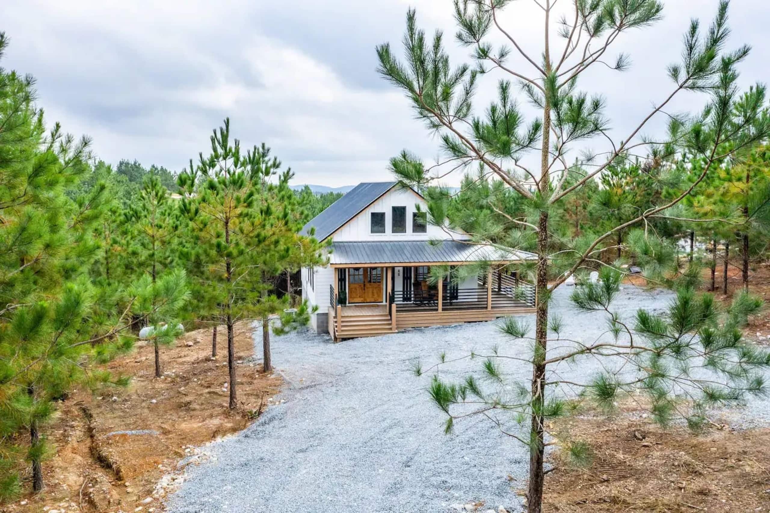 Luxury Cozy Cabin (Hot Tub/Fire Pit/Fireplace)