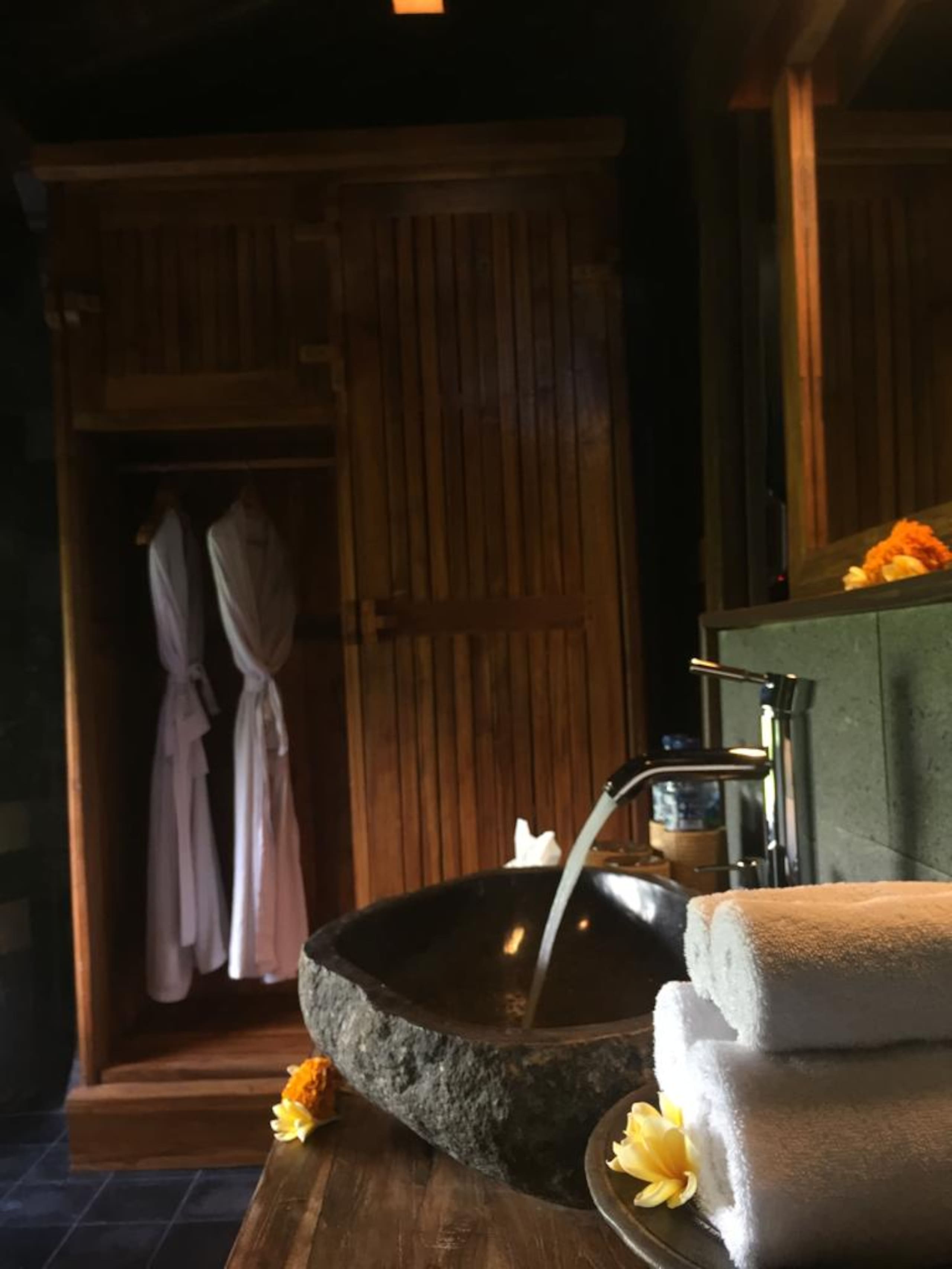 One-Bedroom  Wooden House with Pool View 29