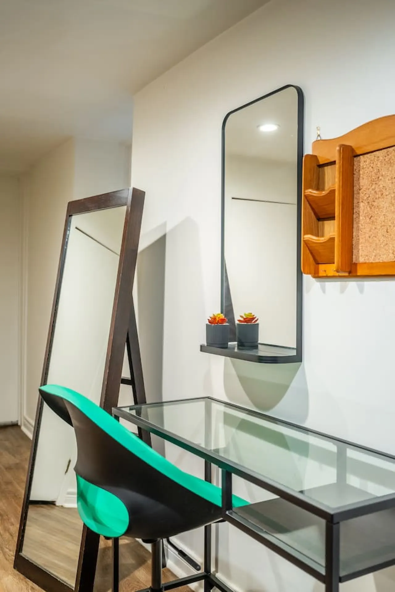 Comfortable 1BR Lower-Level Suite Wychwood Area 9
