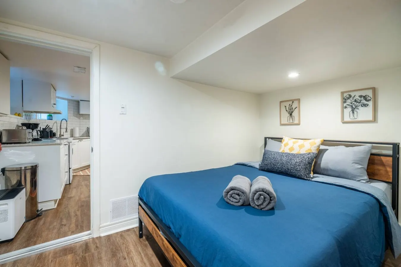 Comfortable 1BR Lower-Level Suite Wychwood Area 12