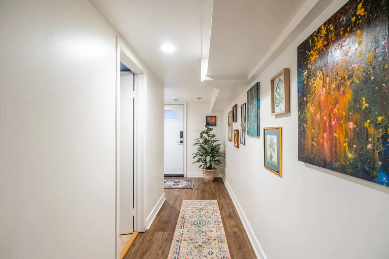 Comfortable 1BR Lower-Level Suite Wychwood Area 14
