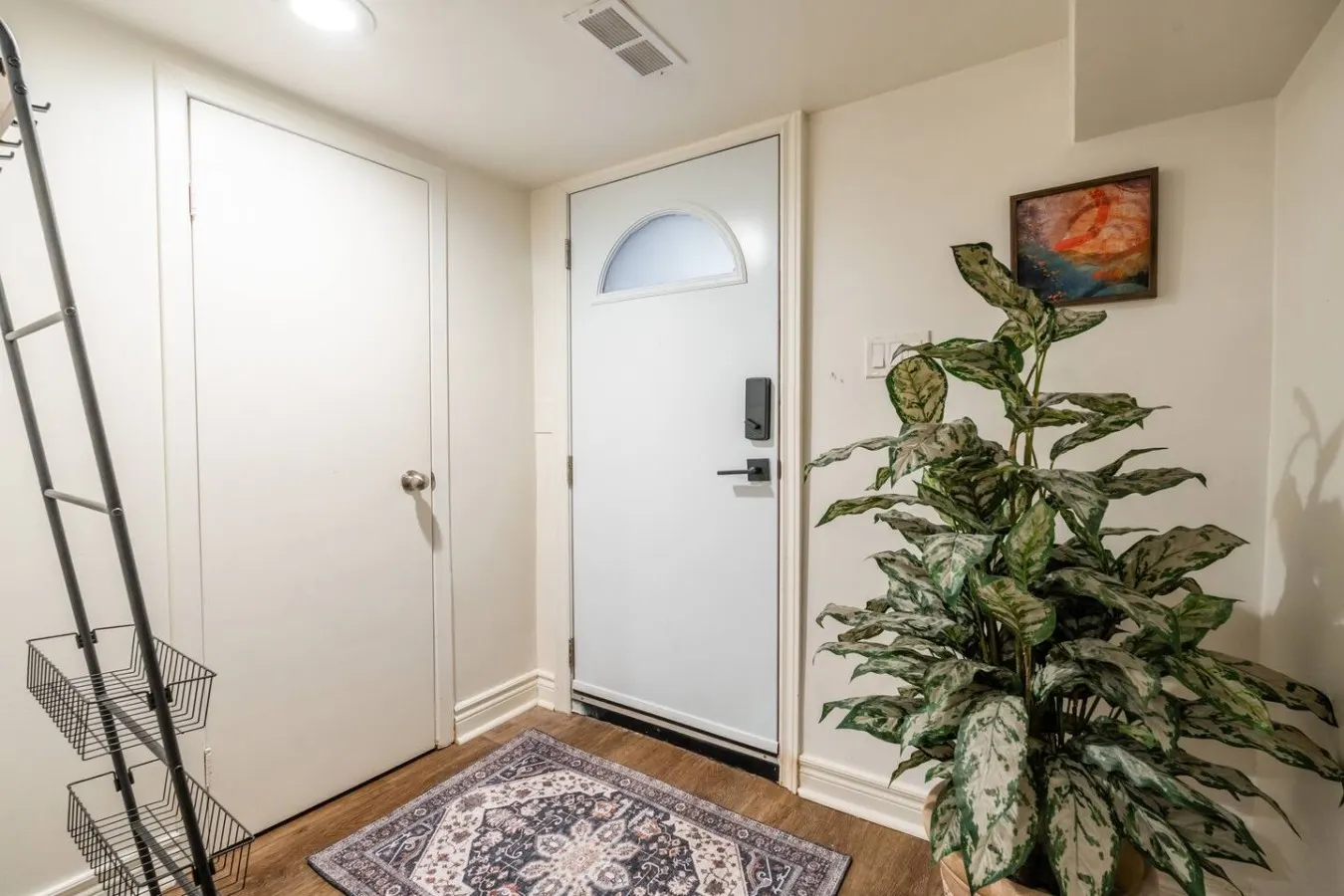 Comfortable 1BR Lower-Level Suite Wychwood Area 15
