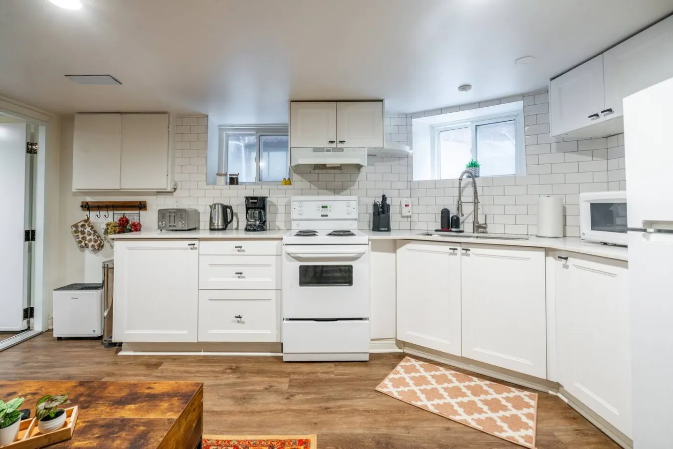 Comfortable 1BR Lower-Level Suite Wychwood Area 3
