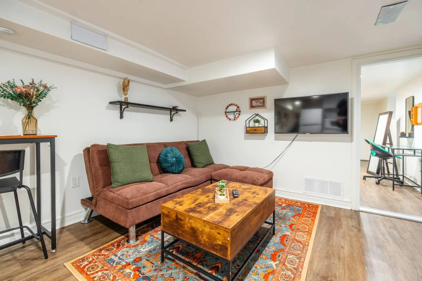 Comfortable 1BR Lower-Level Suite Wychwood Area 6