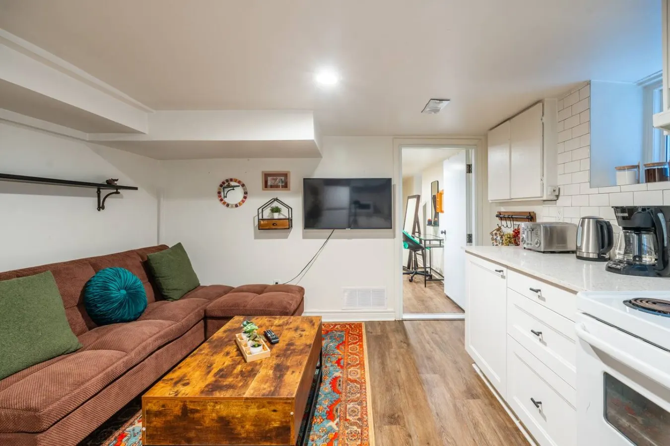 Comfortable 1BR Lower-Level Suite Wychwood Area 7