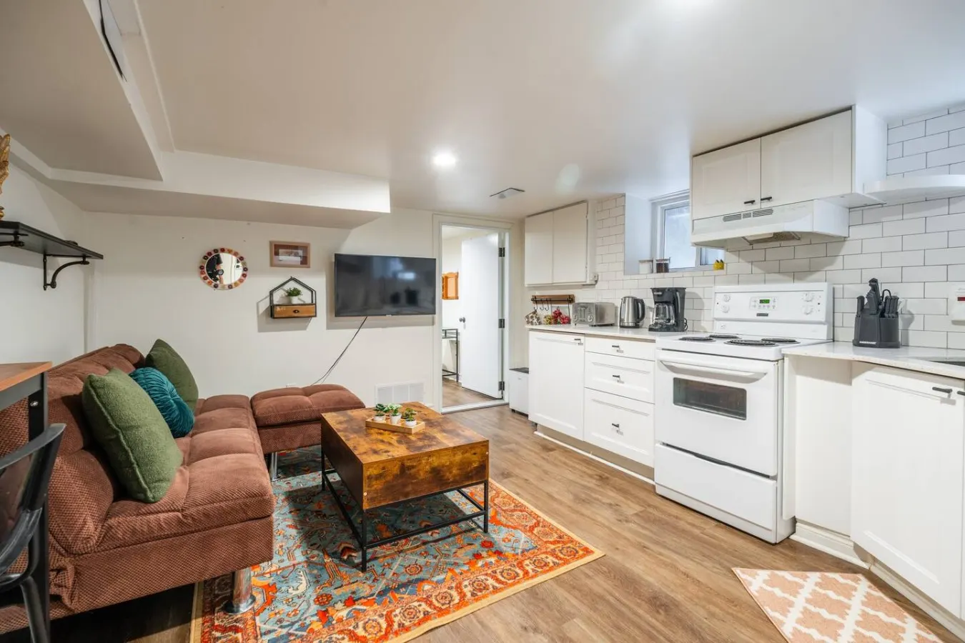 Comfortable 1BR Lower-Level Suite Wychwood Area 8