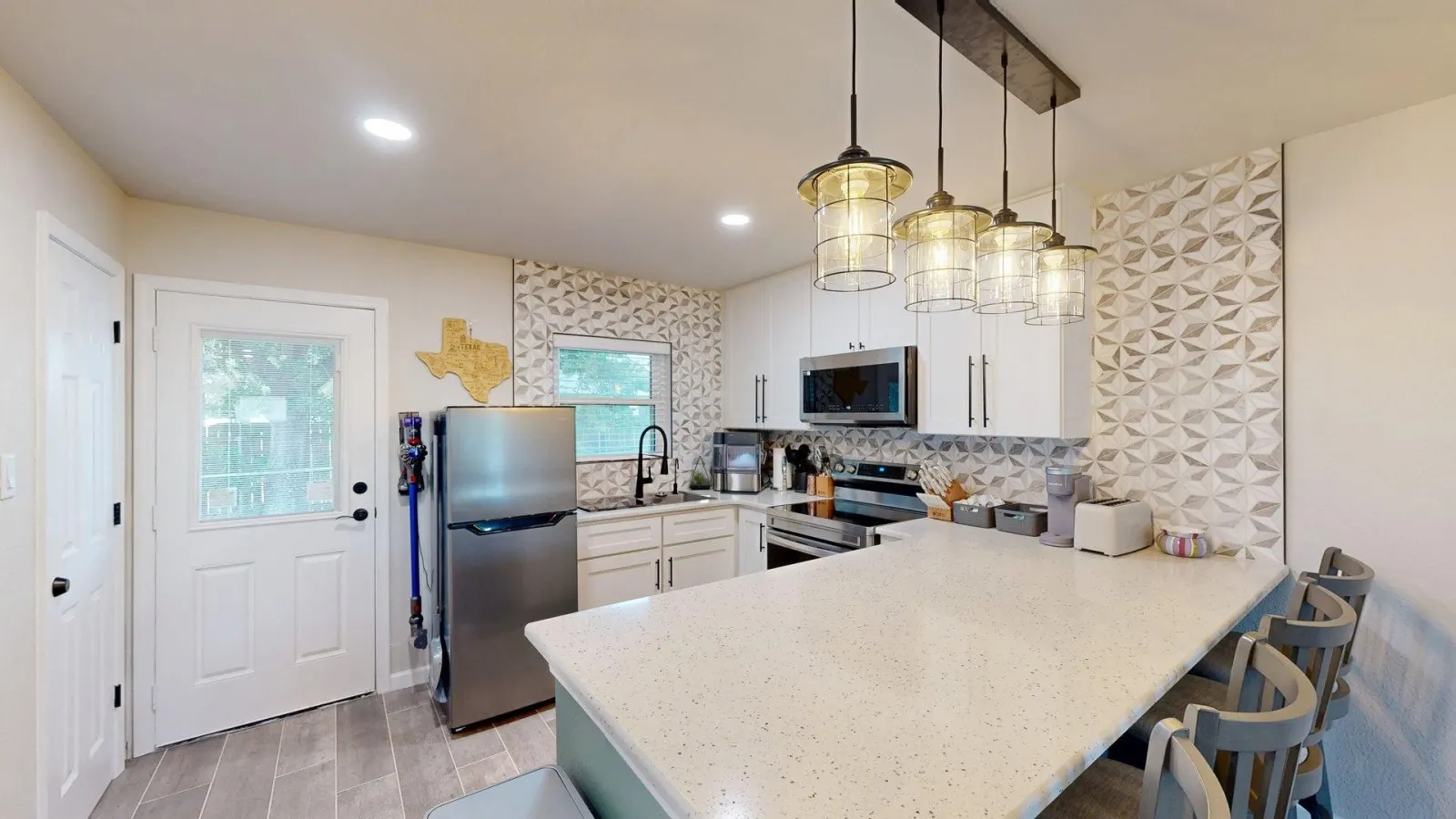 The Belle on Bucknell - Brand New! Pet Friendly! — photo 4