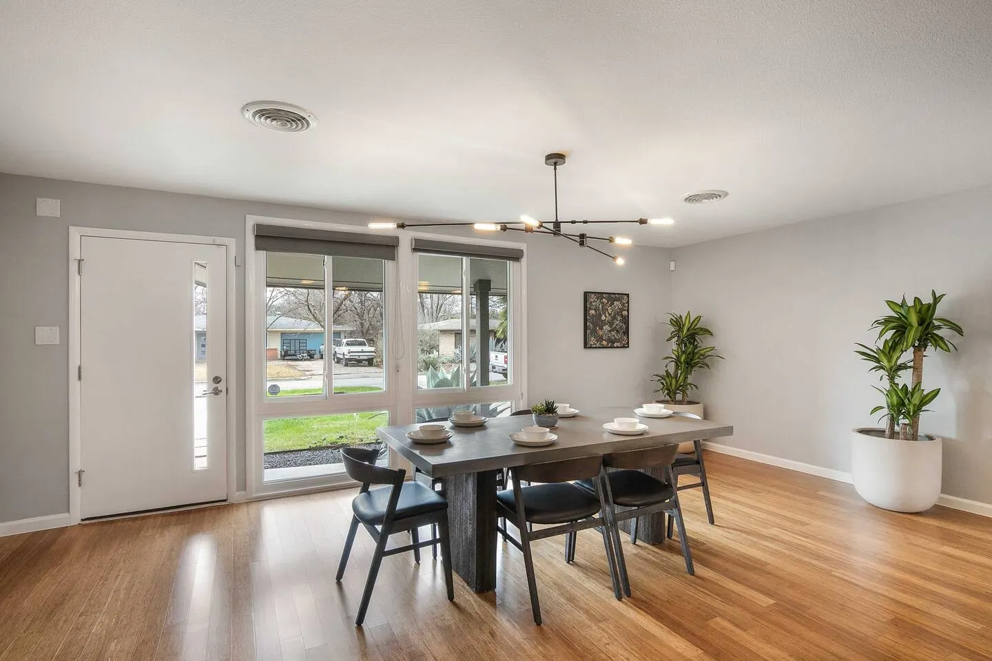 3/2 10 min Downtown Near Restaurants, Pet-Friendly 11