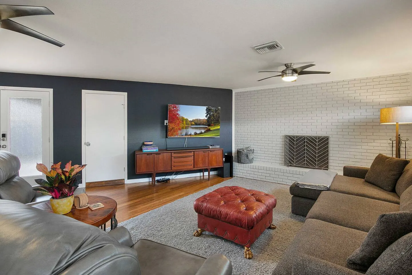 3/2 10 min Downtown Near Restaurants, Pet-Friendly 12