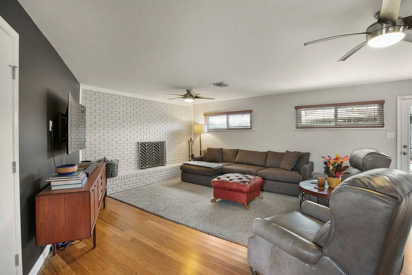 3/2 10 min Downtown Near Restaurants, Pet-Friendly 13