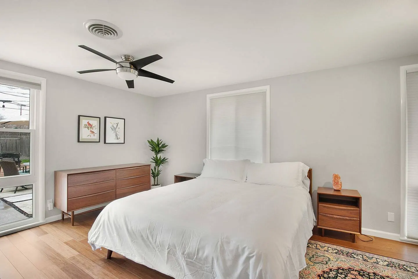 3/2 10 min Downtown Near Restaurants, Pet-Friendly 18