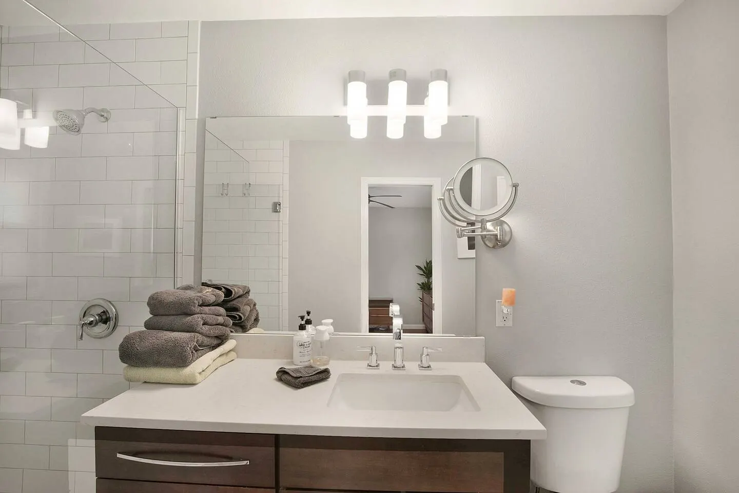 3/2 10 min Downtown Near Restaurants, Pet-Friendly 20