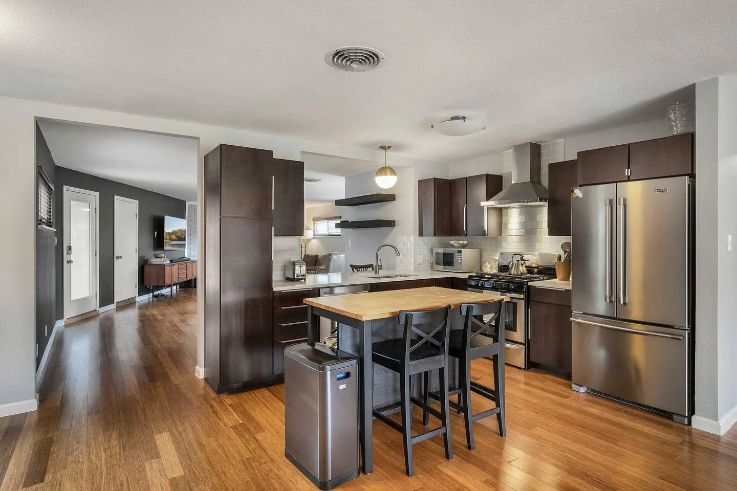 3/2 10 min Downtown Near Restaurants, Pet-Friendly 7