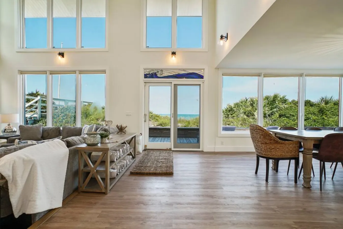 Crescent Lookout Luxury Beachfront Home & Views 3