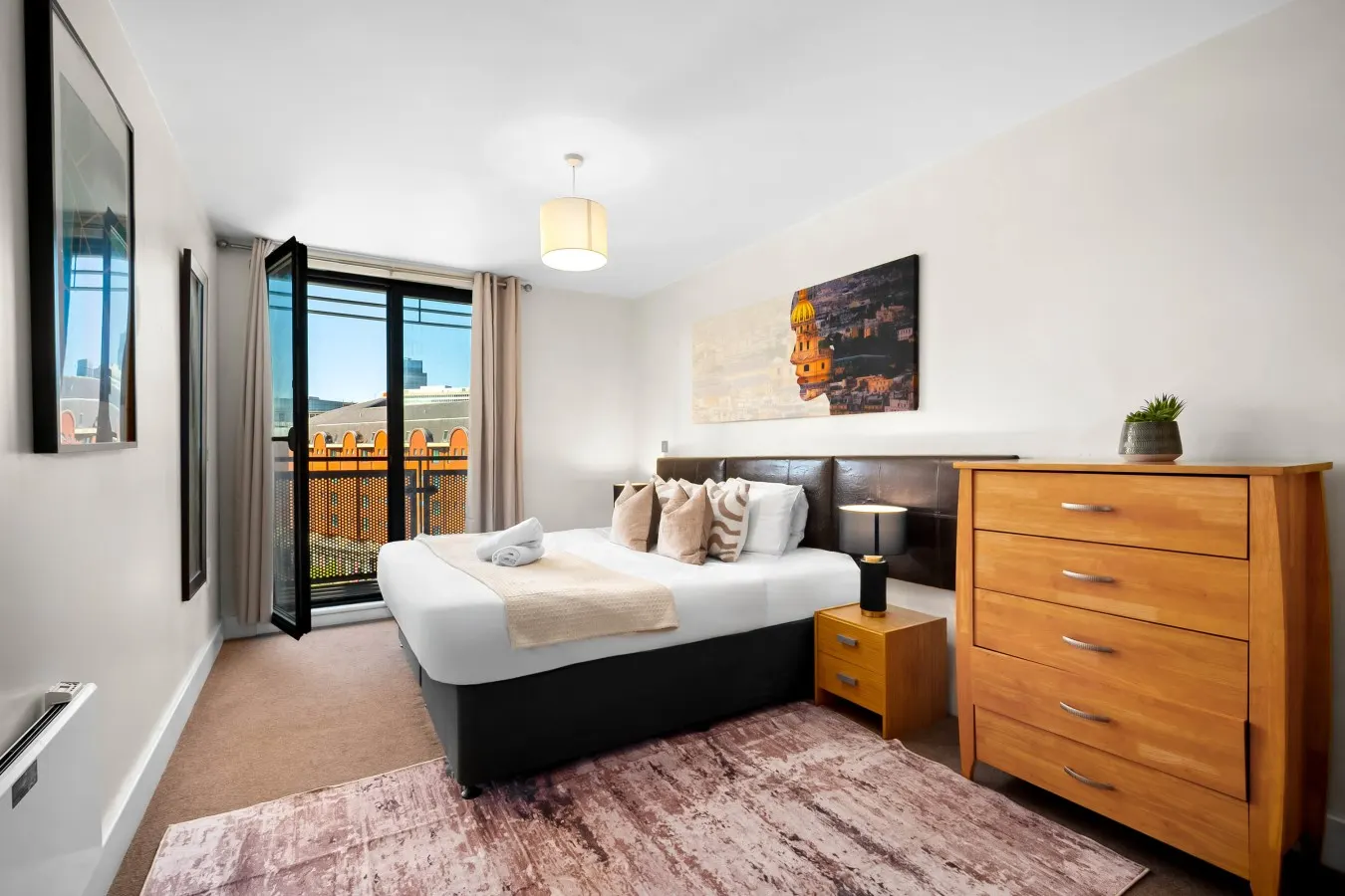 Arcadian - Chinatown - One Bed - Balcony - Parking - Fast WIFI 7