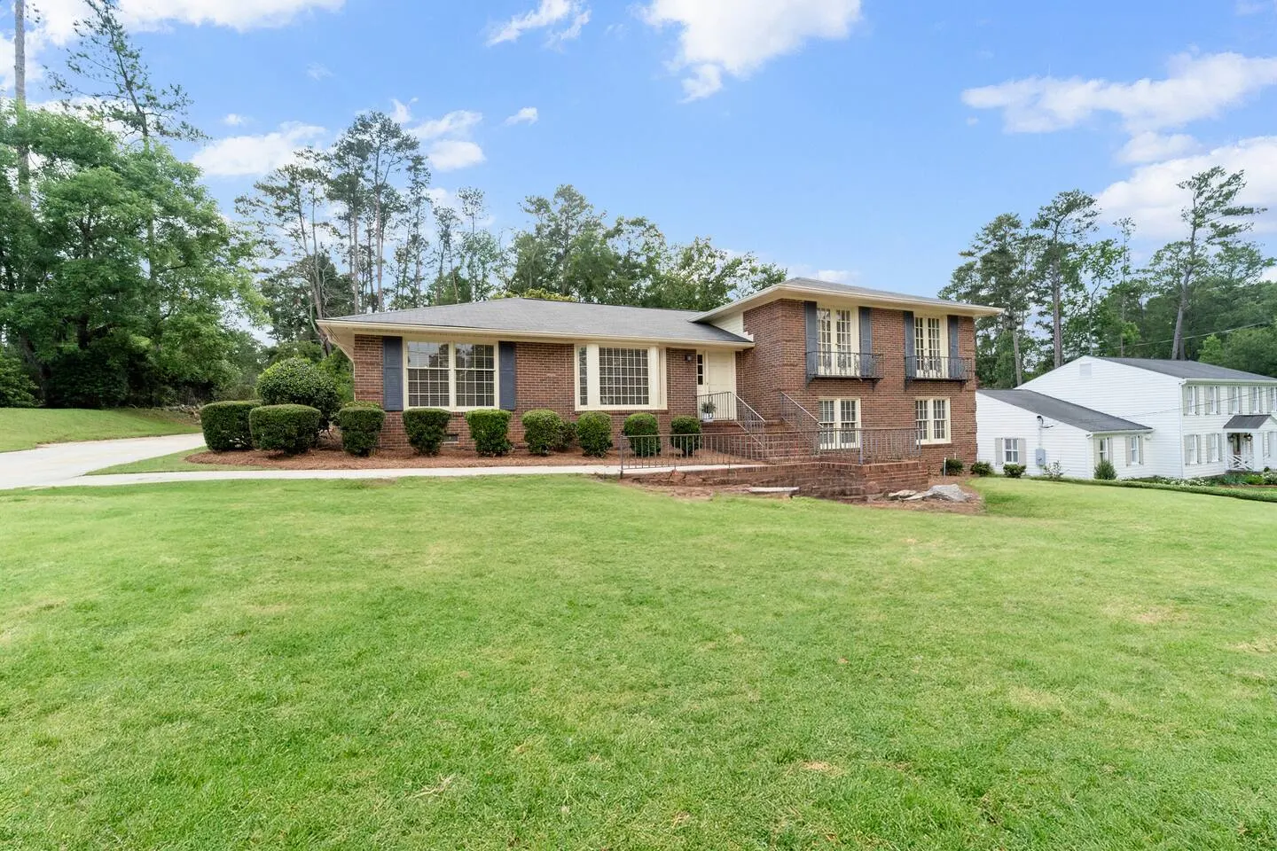 Waverly Home - 4-5 Bedrooms 3 Bathrooms — photo 2